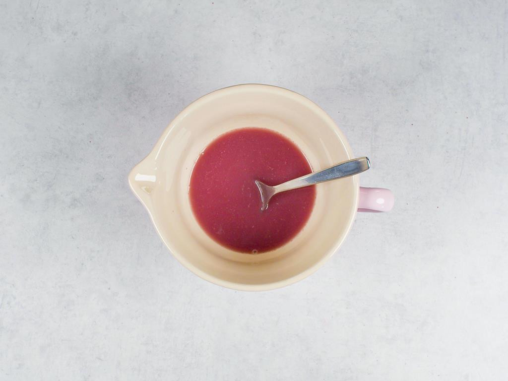 przetarty przez sitko mus z granatu w naczyniu