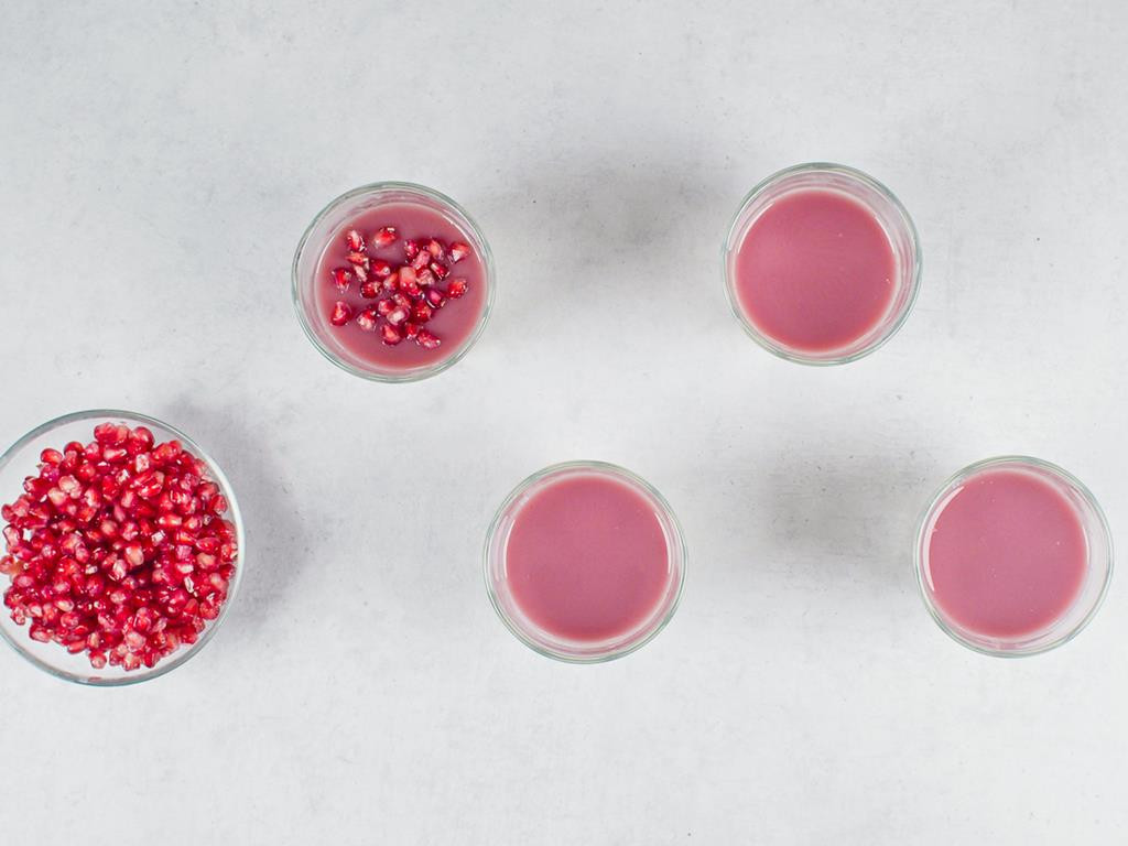 panna cotta z galaretką z granatu udekorowana pestkami granatu