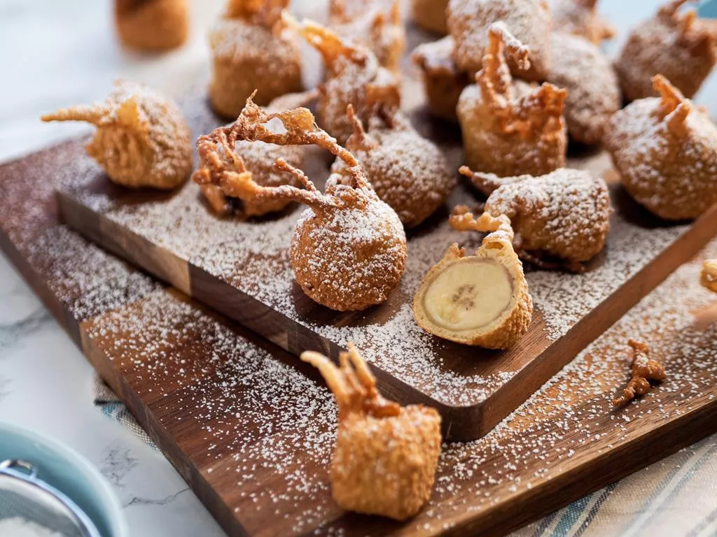 smażone banany w cieście z cukrem pudrem