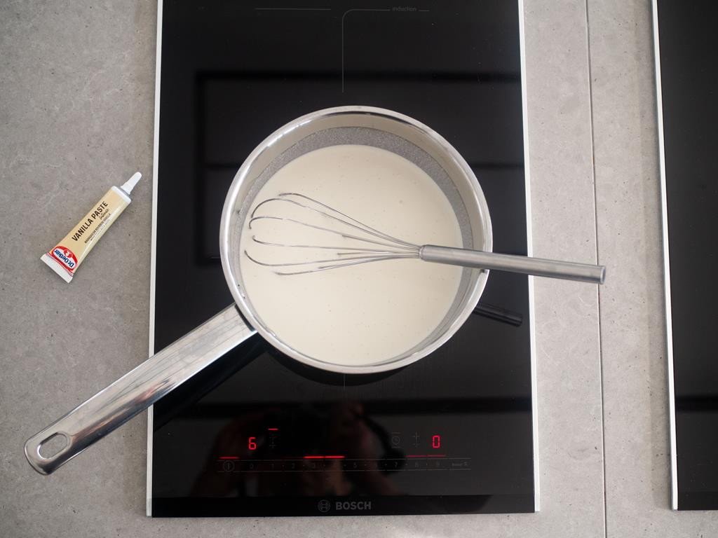 rondelek ze śmietanką i rózgą obok pasta waniliowa Dr. Oetkera