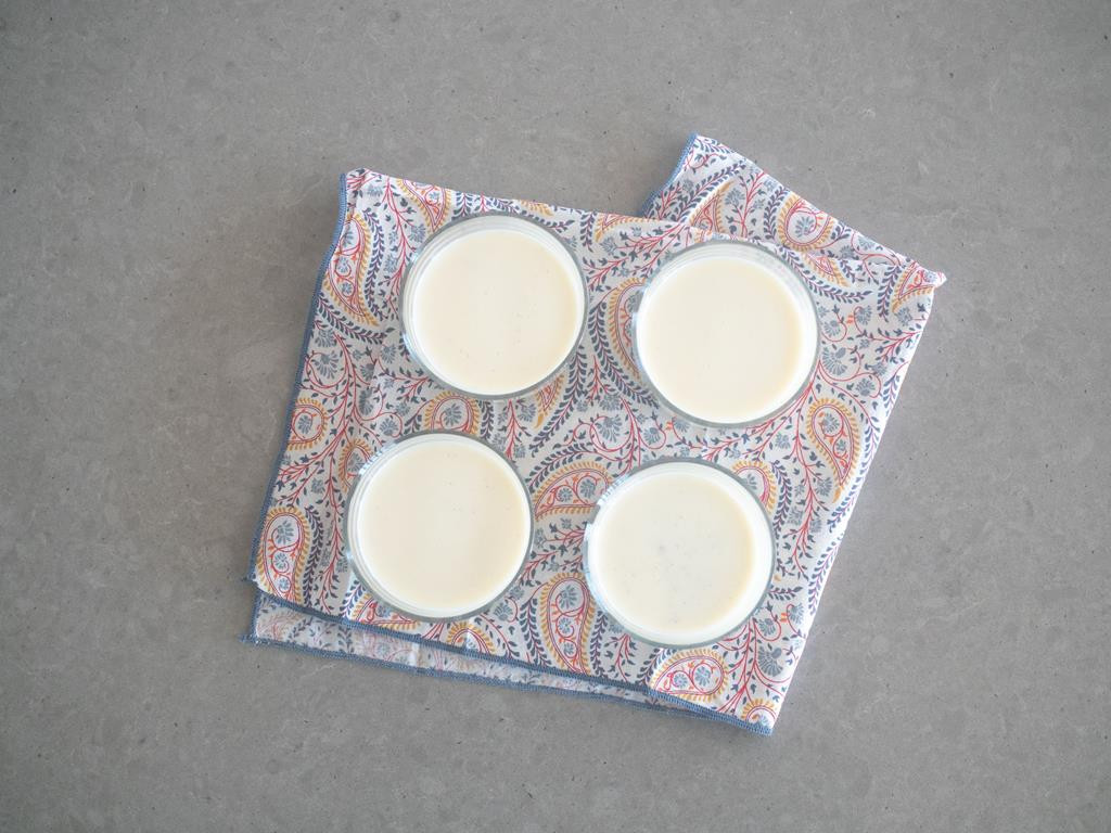 panna cotta w szklanych naczyniach
