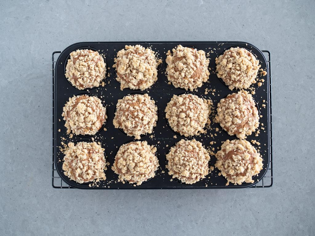 upieczone muffinki orkiszowe z jabłkami i kruszonką