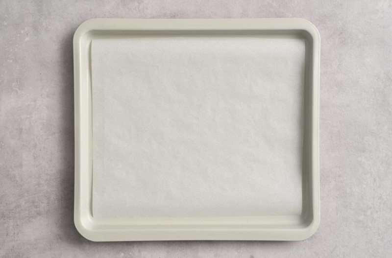 Blacha wyłożona papierem do pieczenia.