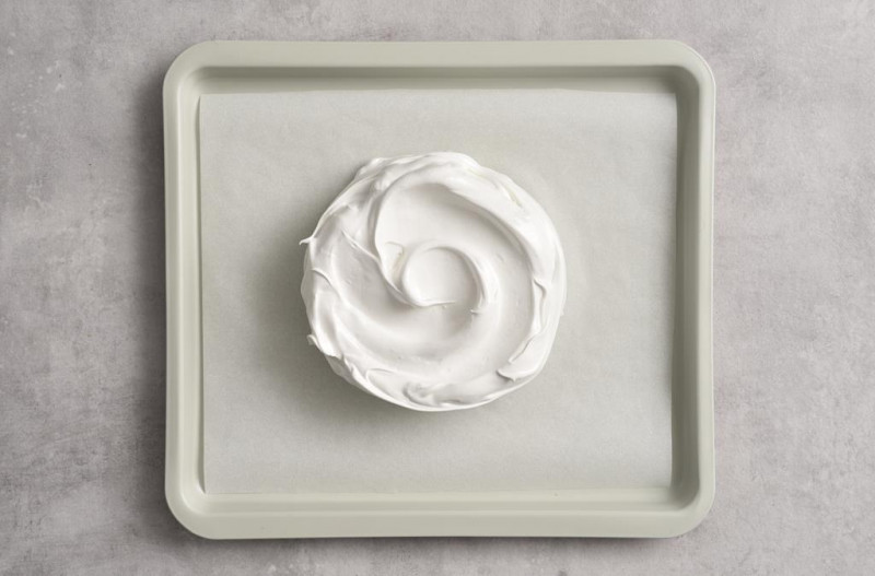 Uformowane ubite białka na blasze.