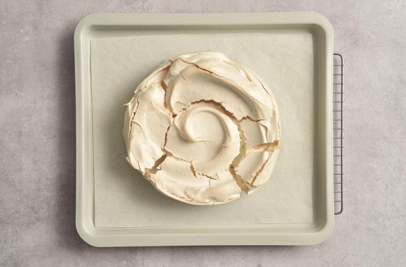 Upieczona beza na blasze.