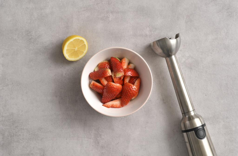 Truskawki zmiksowane z sokiem z cytryny.