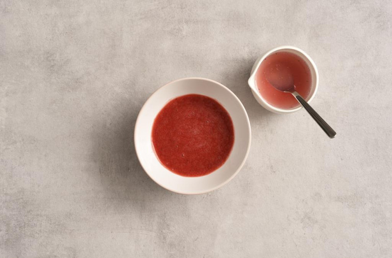 Zmiksowane truskawki w miseczce.