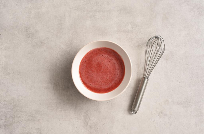 Sos truskawkowy w miseczce.