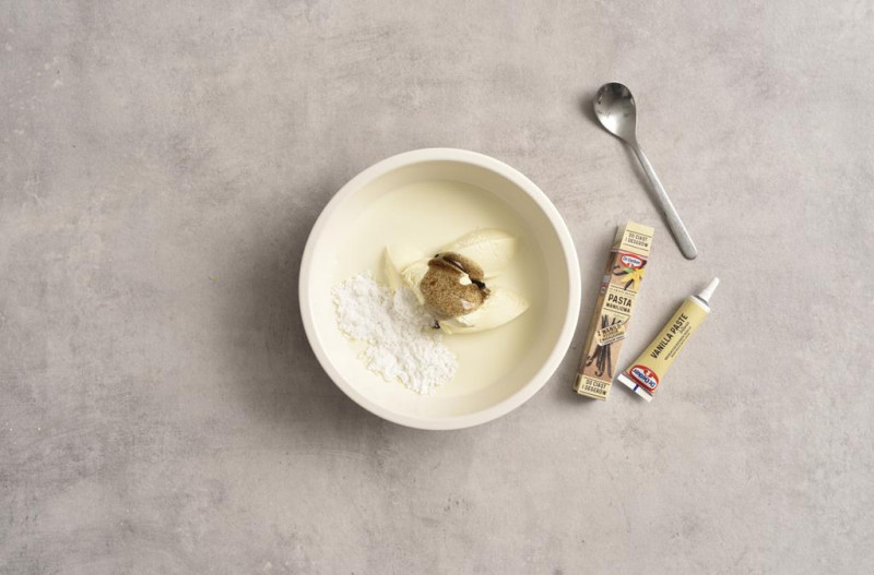 W dużej misie śmietanka, serek mascarpone, cukier puder i pasta z wanilii Dr. Oetkera.