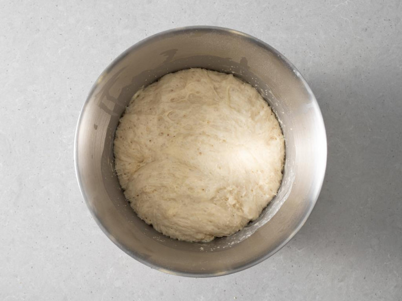 Wyrośnięte ciasto drożdżowe.