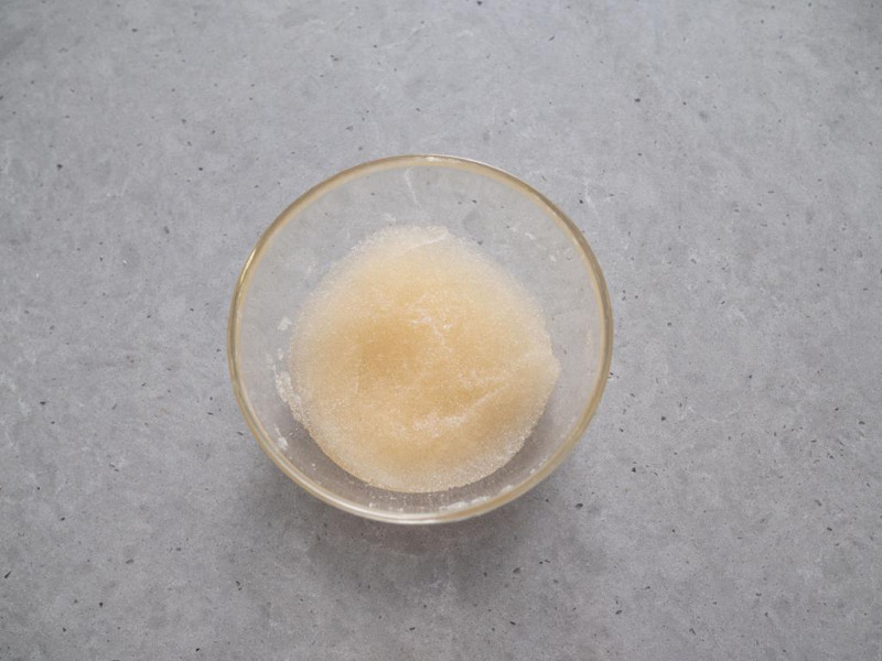 w miseczce namoczona żelatyna Dr. Oetkera