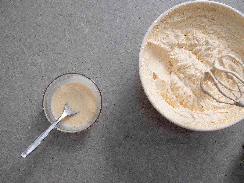 w miseczce żelatyna wymieszana z masą serową obok miska z masą na sernik