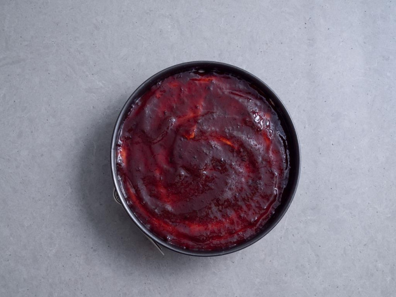 sernik bez pieczenia z powidłami śliwkowymi na wierzchu