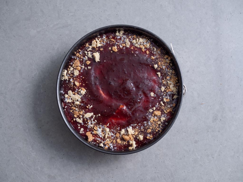 sernik bez pieczenia z powidłami śliwkowymi na wierzchu i posypką