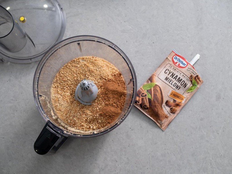 w malakserze marki Bosch pokruszone ciasteczka  obok cynamon mielony Dr. Oetker