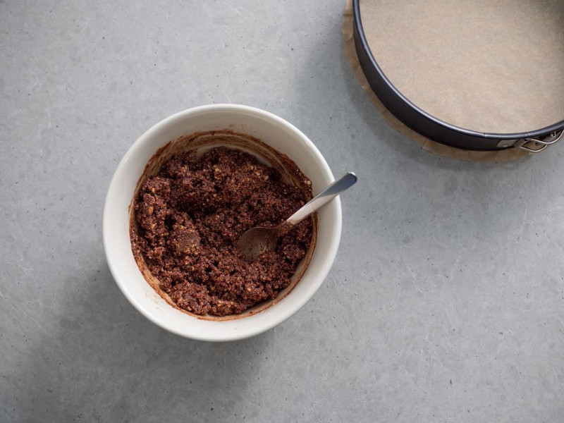 w misce czekoladowa masa ciasteczkowa na sernik