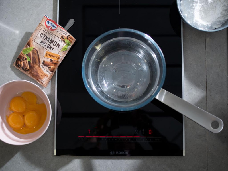 na kuchence indukcyjnej dwupalnikowej Bosch rondel z miską