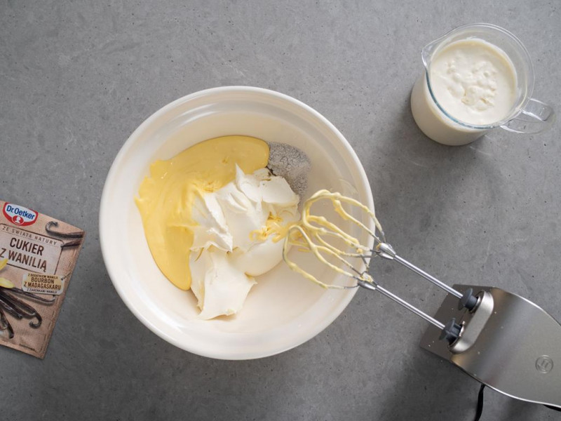 na blacie cukier z wanilią Bourbon w misce masa na sernik bez pieczenia obok mikser ręczny marki Bosch