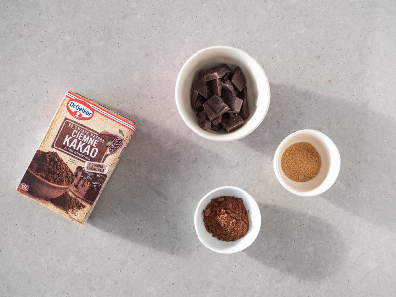 W miseczce czkeolada, ciemne kakao Dr. Oetker oraz cukier trzcinowy.