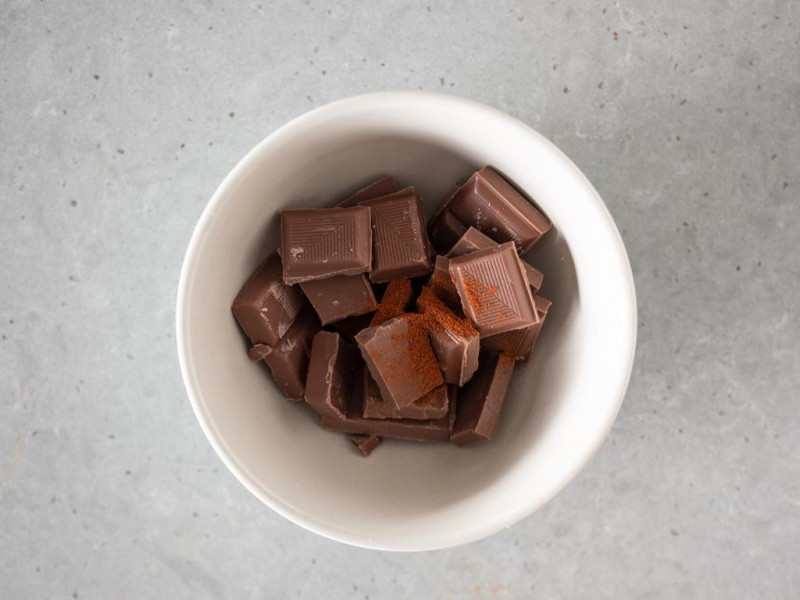 Połamana mleczna czekolada z chili.