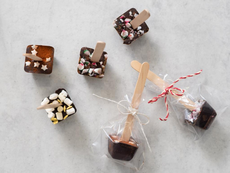 czekolada na gorąco na patyku zapakowana jako prezent