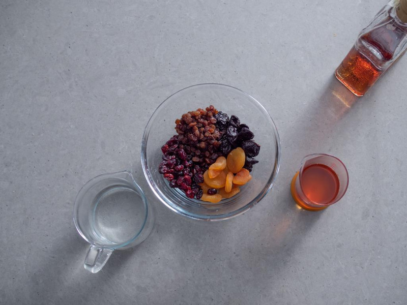 w misce bakalie, na blacie likier migdałowy