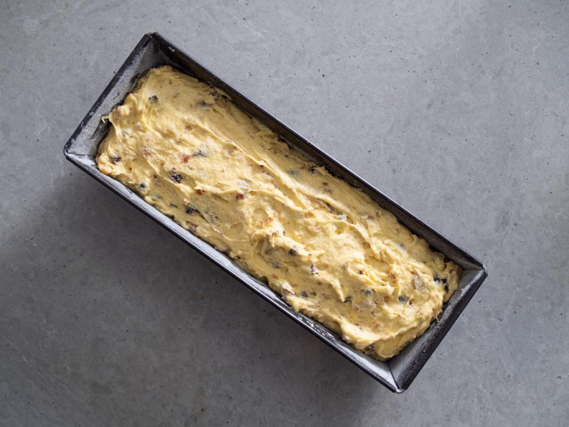 nieupieczony keks w foremce