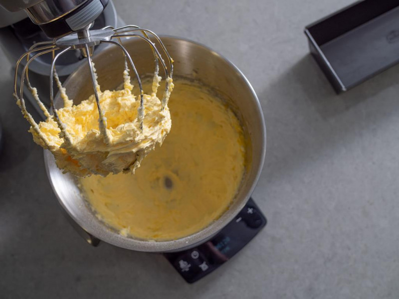 W misie robota kuchennego utarty krem maślany z żółtkami