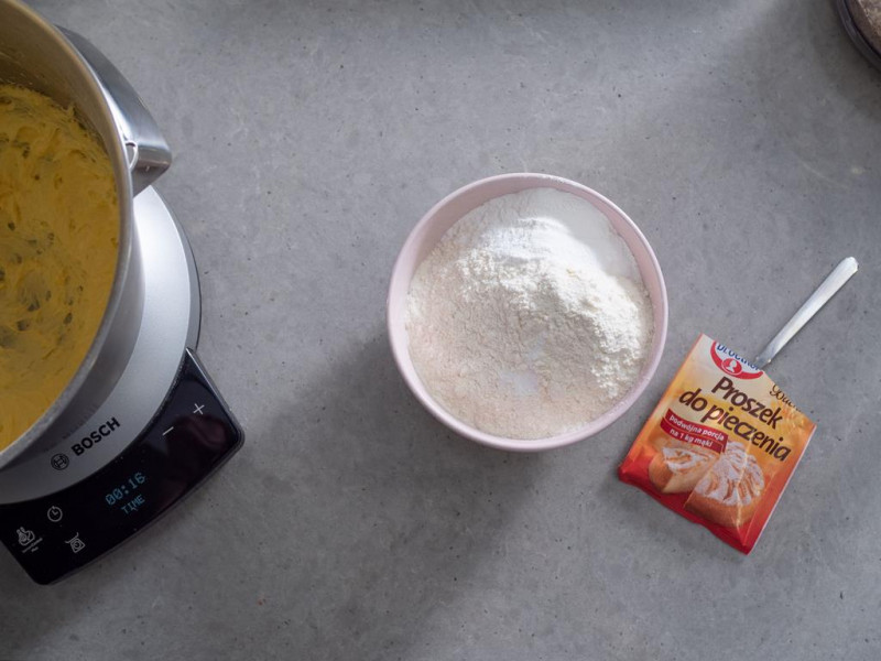 w misce mąka pszenna z proszkiem do pieczenia dr. oetkera