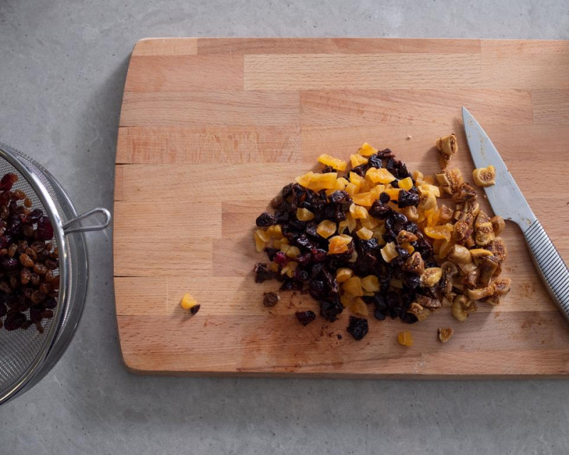 na desce pokrojone bakalie