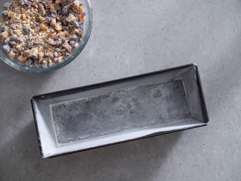 na blacie oprószona mąką keksówka