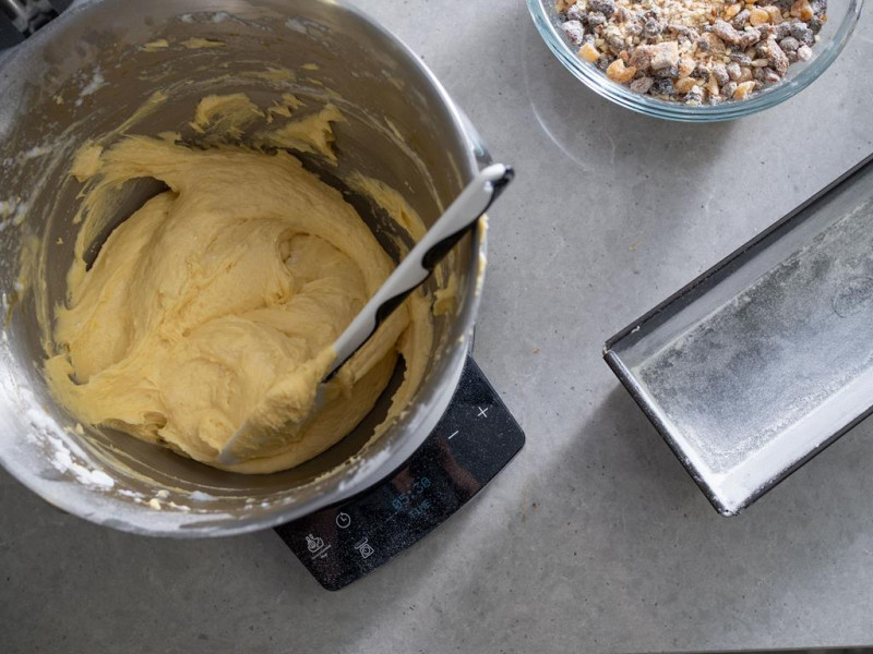 w misce ciasto na keks, obok forma do pieczenia