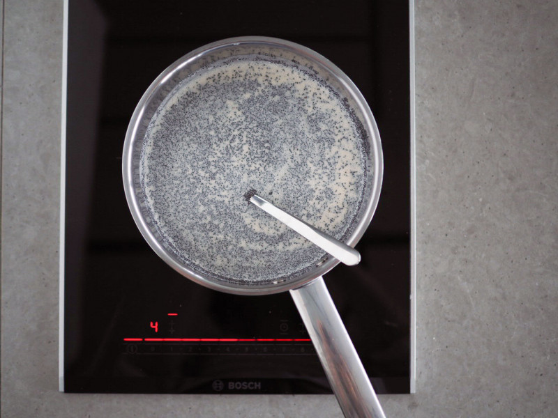 na palniku indukcyjnym bosch w rondelku śmietaka z mlekiem i makiem