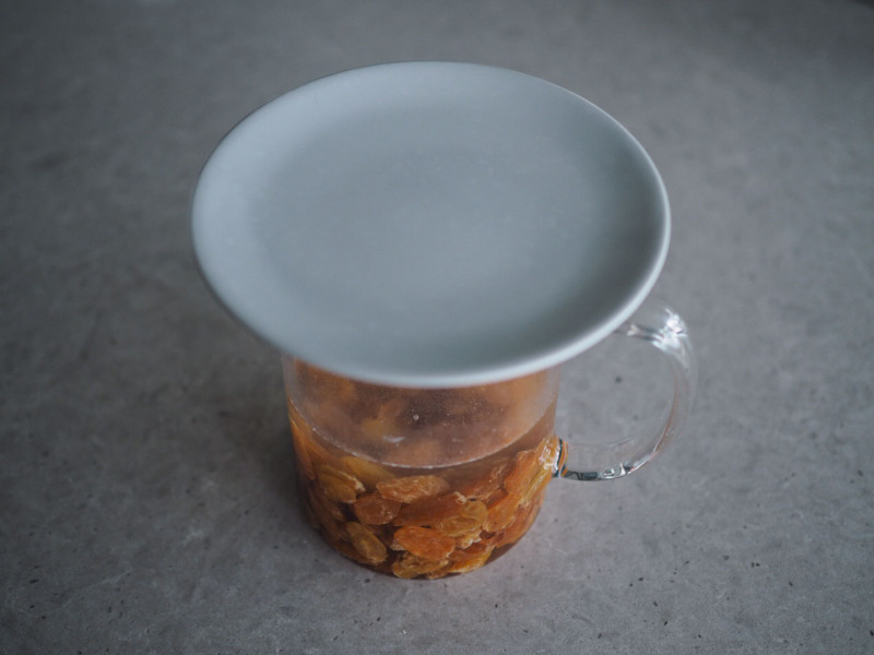 W szklanym naczyniu zaparzane rodzynki sułtańskie