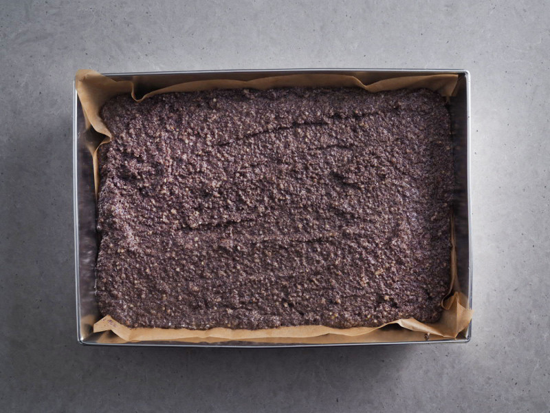 w blaszce do pieczenia ciasto z wyłożoną masą makową