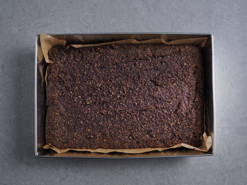 w blaszce do pieczenia ciasto z upieczoną masą makową