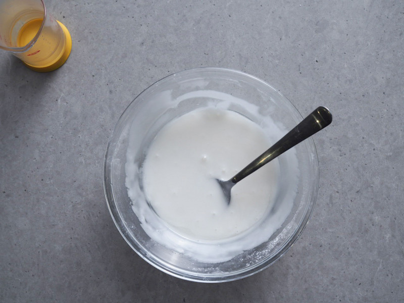 w miseczce przygotowany lukier z łyżką w środku