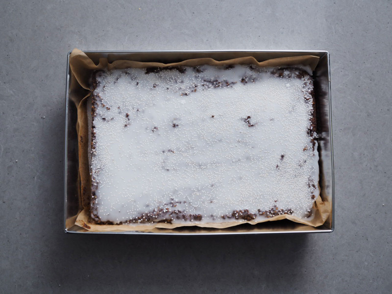 makowiec na kruchym spodzie z białym lukrem na wierzchu