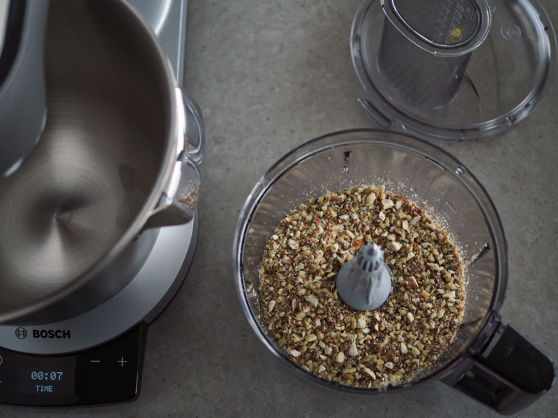 posiekane orzechy i migdały w malakserze bosch