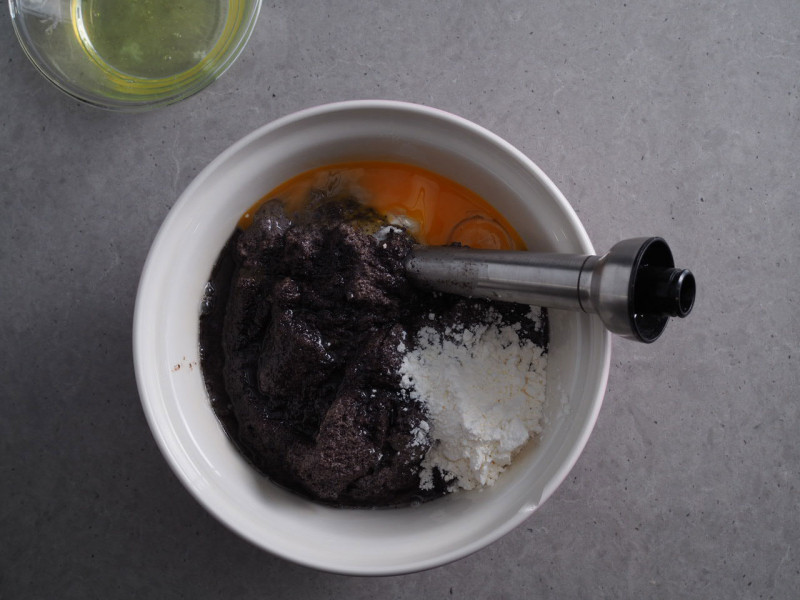 w białej misie masa makowa z proszkiem budyniowym, żółtkami, cukrem ze skórką pomarańczową Dr. Oetkera obok miseczka z białkami