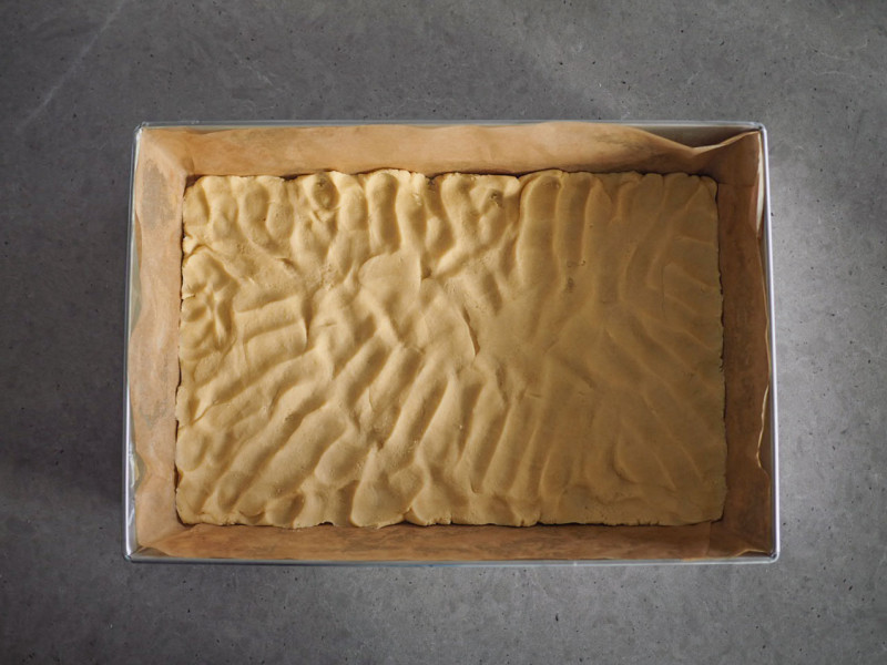 w blaszce wyłożony spód kruchego ciasta