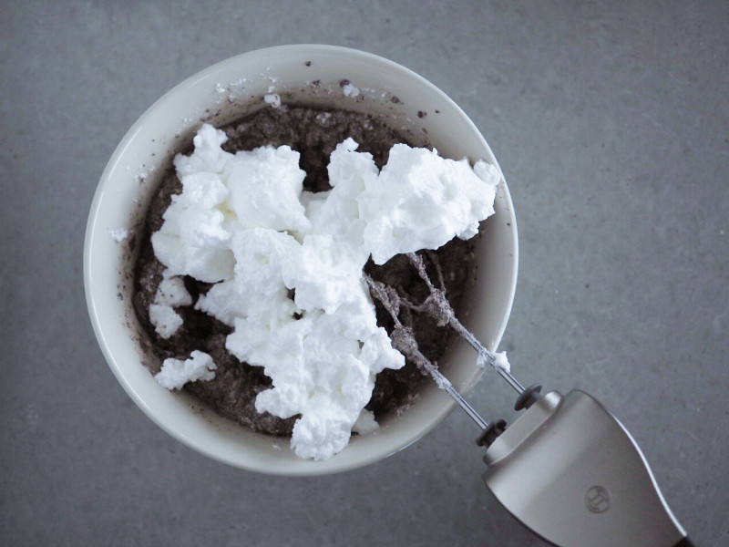 w misce masa makowa, na wierzchu piana z białek