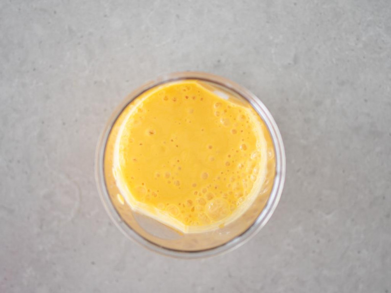 Zblendowane mango lassi.