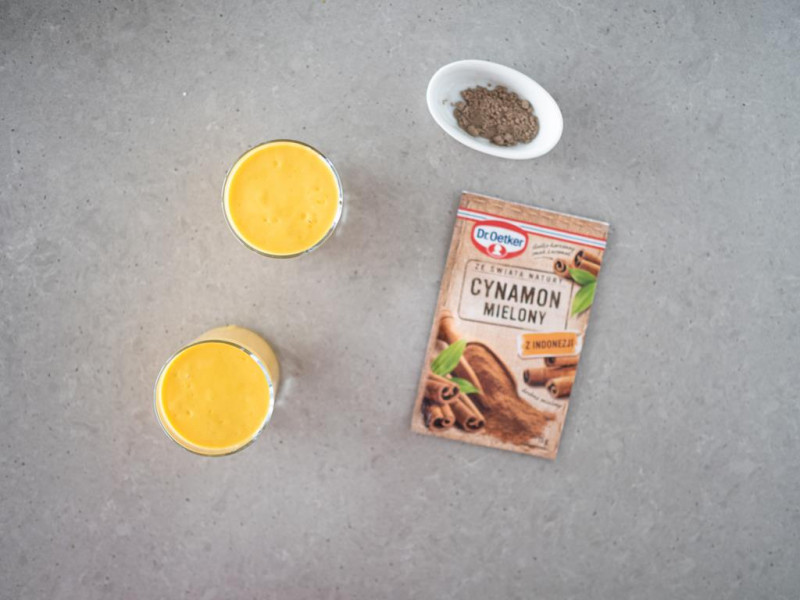 Mango lassi w szklankach. Obok kardamon i cynamon Dr. Oetkera.