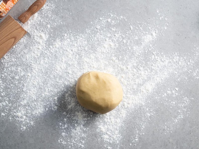 blat oprószony mąką, kulka ciasta kruchego
