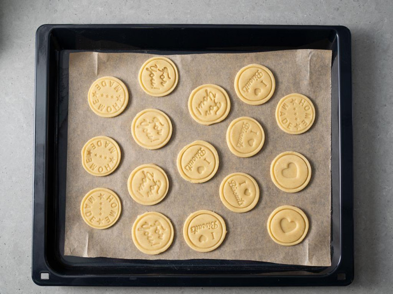na blasze do pieczenia nieupieczone maślane ciasteczka waniliowe