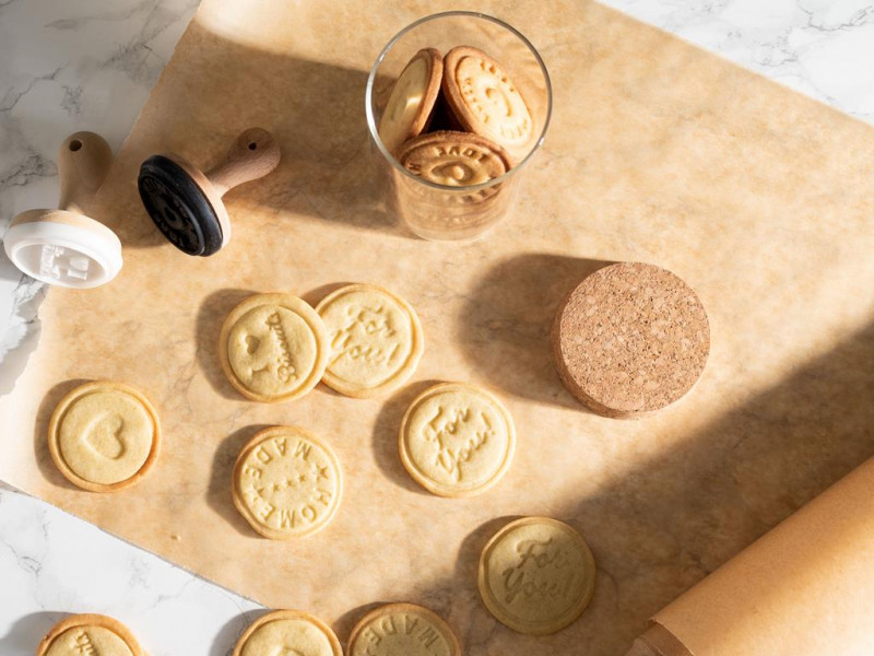 na papierze do pieczenia upieczone maślane kruche ciasteczka