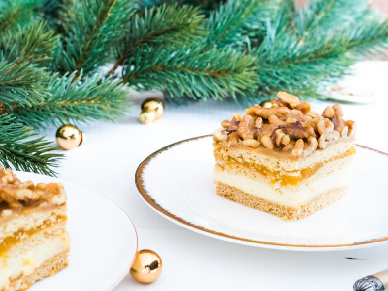 miodownik z kremem budyniowym i suszonymi morelami z wódką orzechową