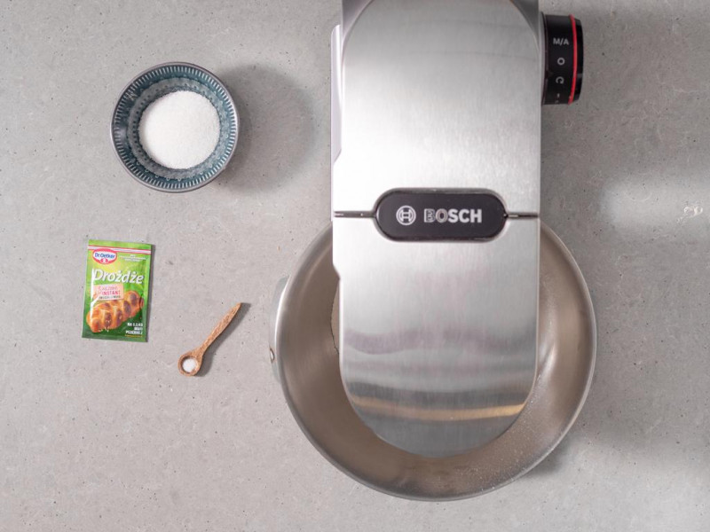 Robot kuchenny firmy Bosch. Obok drożdże suszone firmy Dr. Oetker, cukier w misce i szczypta soli.