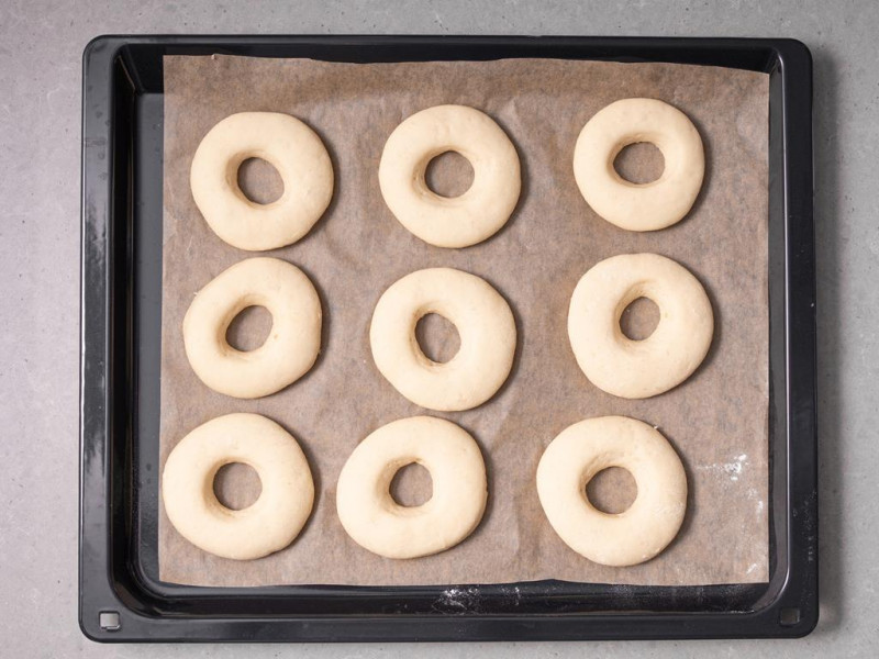 Oponki na blasze do pieczenia.